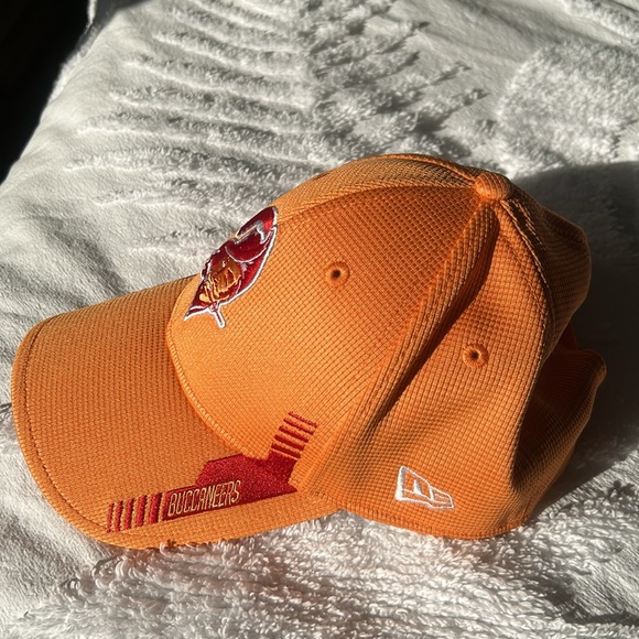 NFL Classic creamsicle Tampabay Buccaneers New Era hat with modern lines - Picture 2 of 7
